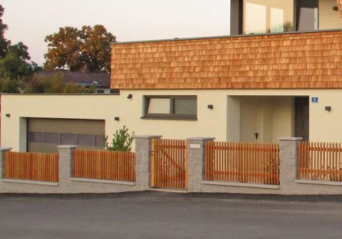 Gartentür und Zaun im gleichen Design