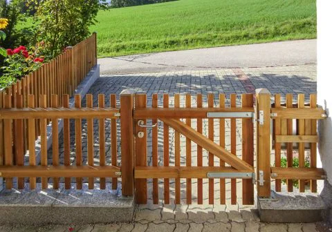 Lattenzaun als Eingangstür