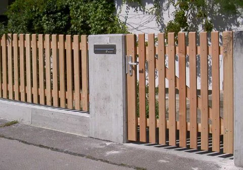 Bretterzaun mit Tür