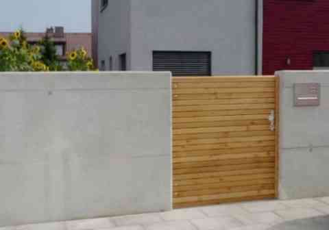 Sichtschutz als Tür zwischen Betonsäulen