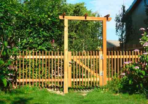 Staketenzaun mit integrierter Tür