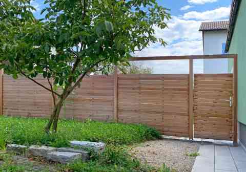 Sichtschutz und Tür im gleichen Design