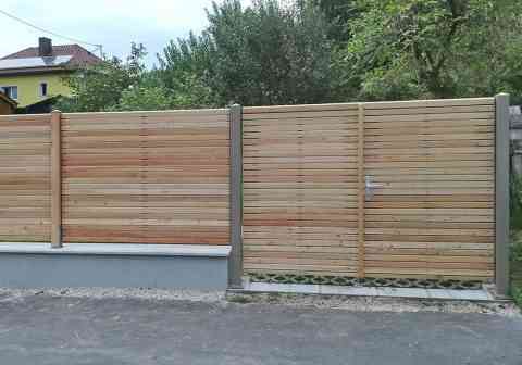 Da Zaun noch nicht verwittert ist in den ersten 2-3 Jahren der Farbunterschied noch erkennbar