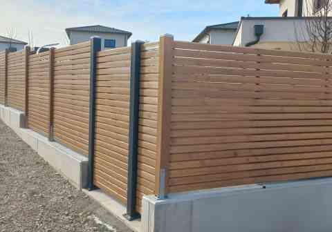 Tür mit Riegel innenseitig, Stahlsäulen passend zu Dachrinnen und Fenstern