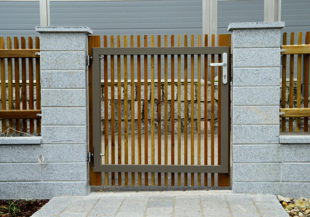 Lattenzaun schmalseitig montiert als Eingangstürl