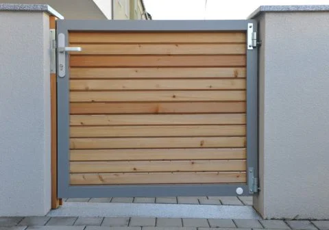 Waagrechter Sichtschutz montiert auf Alurahmen