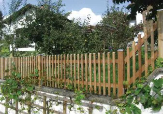 Lattenzaun schmalseitig montiert - Oberfläche natur