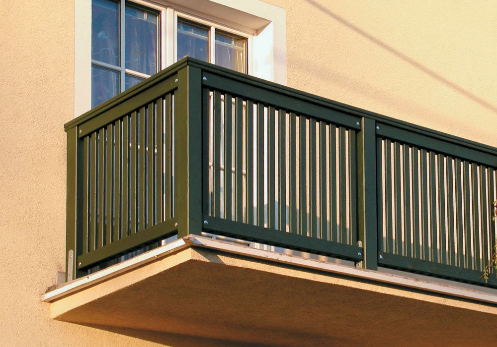 Senkrechtgeländer Lärchenholz grün lasiert