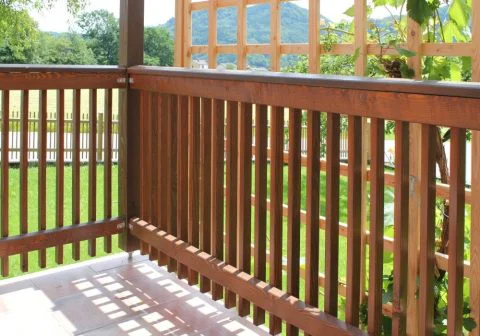 Terrassengeländer mit lasierter Oberfläche