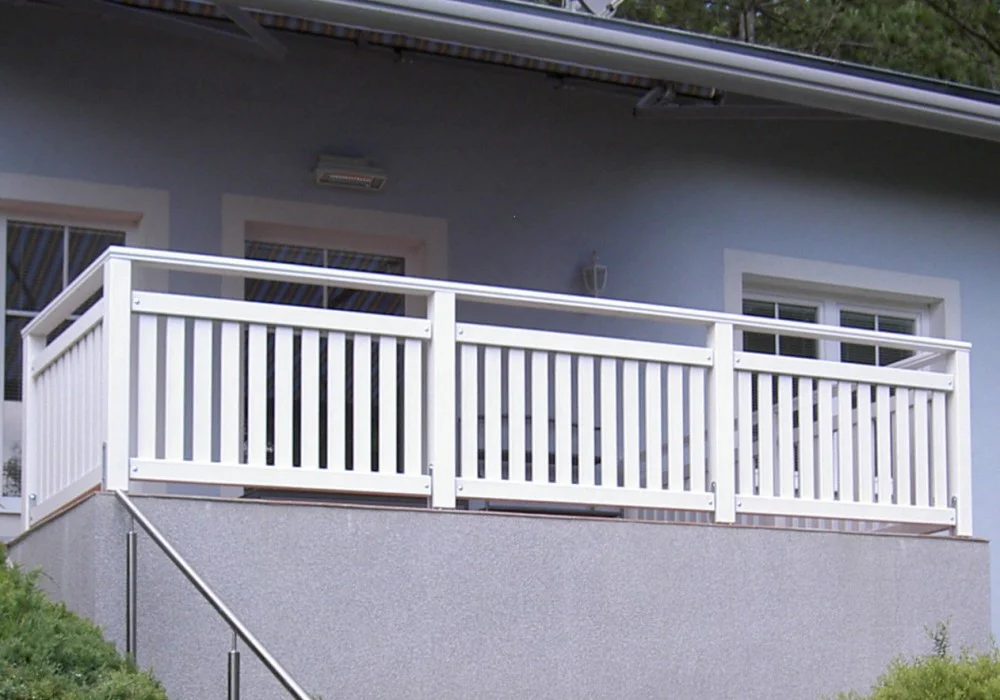 Holzgeländer Sandwich mit Oberfläche Lasur