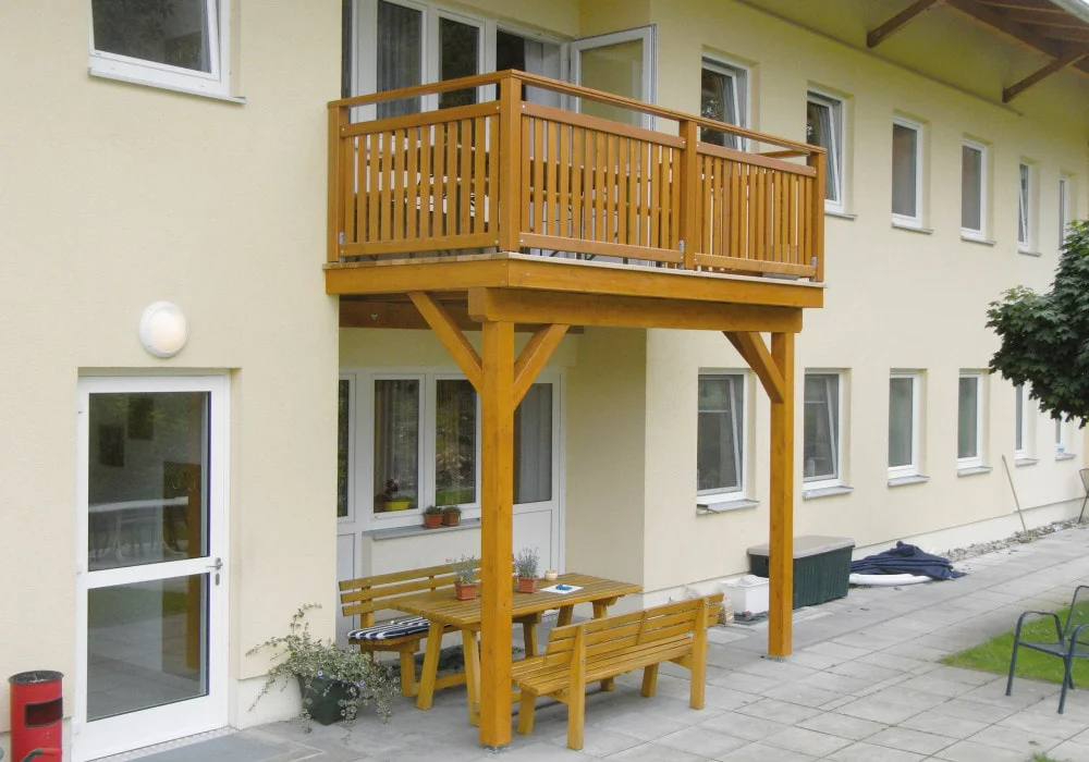 Anbaubalkon mit Geländer aus Lärchenholz