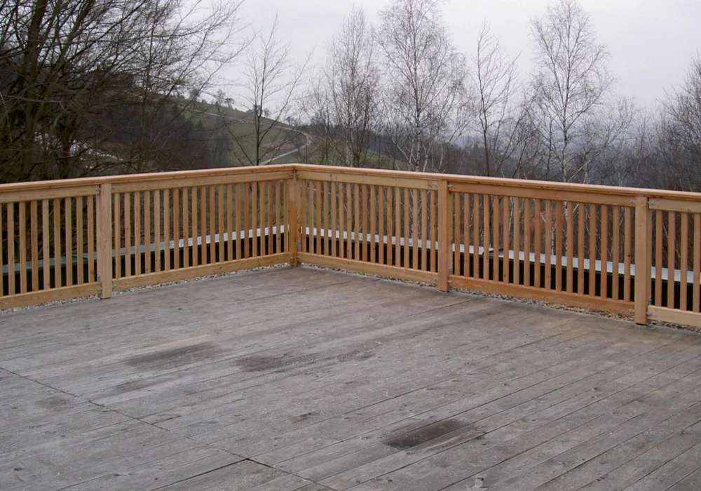 Zeig mir das Terrassengeländer in Lärchenholz