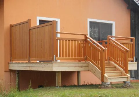 Sichtschutz mit Geländer und Stiegenabgang kombiniert
