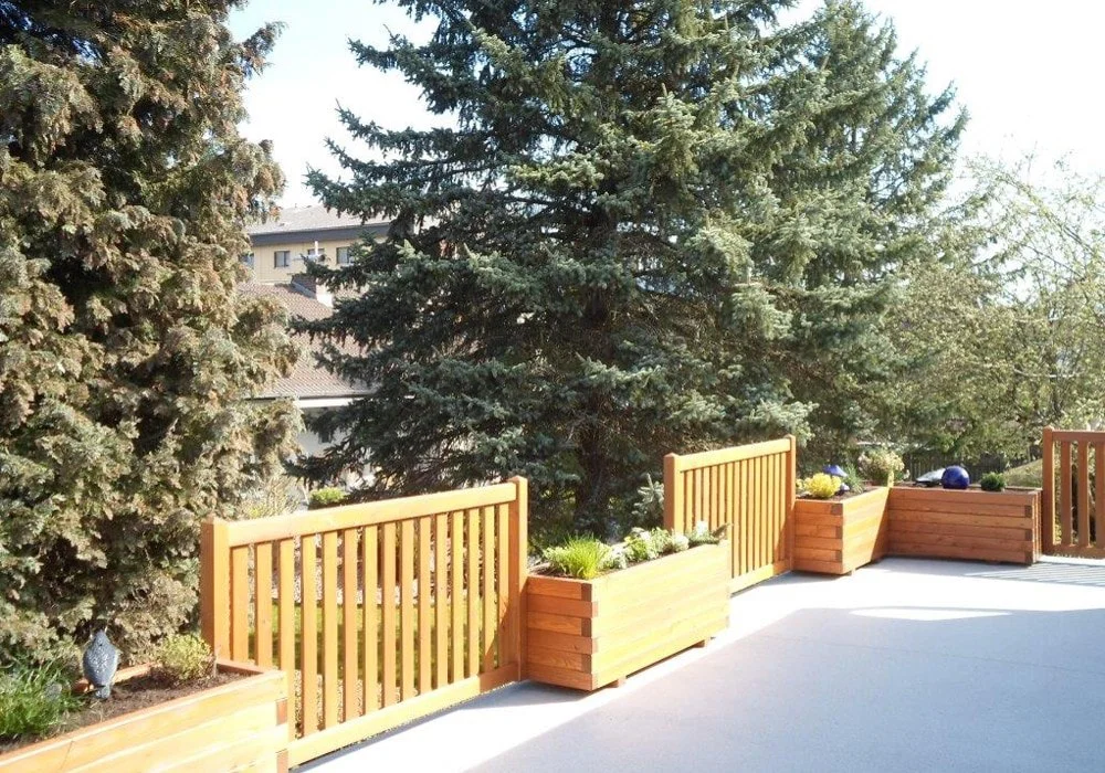 Geländer und Blumentröge in Kombination