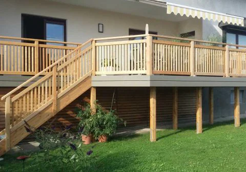 Vergrößerung einer Terrasse mit Holzgeländer