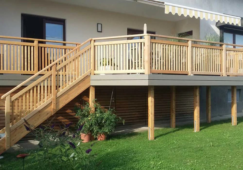 Vergrößerung einer Terrasse mit Holzgeländer