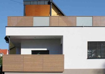 Modernes Waagrechtgeländer aus Lärchenholz