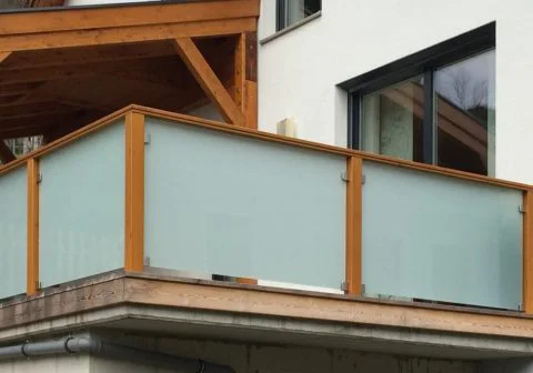 Balkongeländer mit Glasfüllung