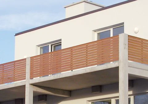 Waagrechtgeländer in Oberfläche Lasur