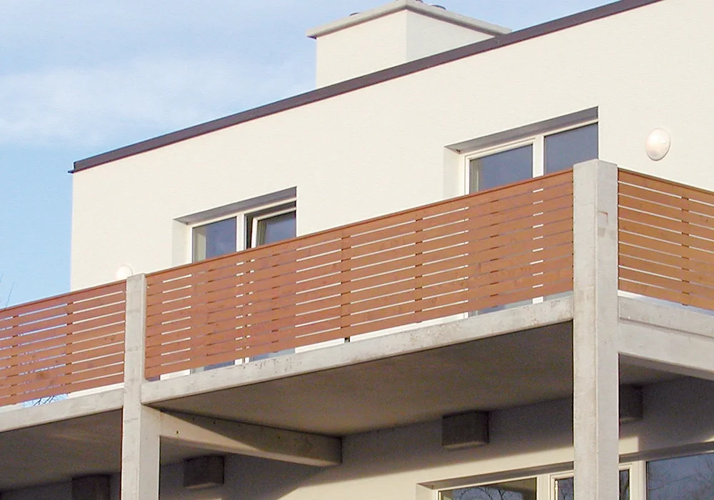 Waagrechtgeländer in Oberfläche Lasur