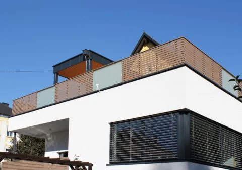 Holzgeländer in Kombination mit Glas