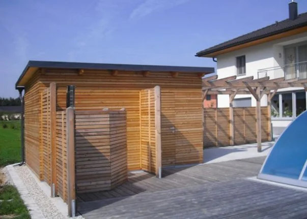 Poolhaus mit Sichtschutz in Lärche natur