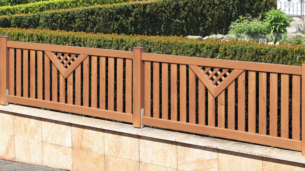 Sandwichzaun Lärche auf Mauer montiert