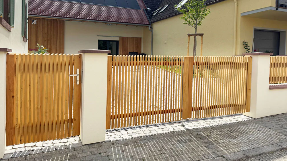 Türen und Tore aus Lärche nach Maß gefertigt