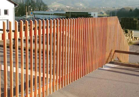 Lattenzaun Lärche - Durchgehende Montage bei Selbstbausätzen