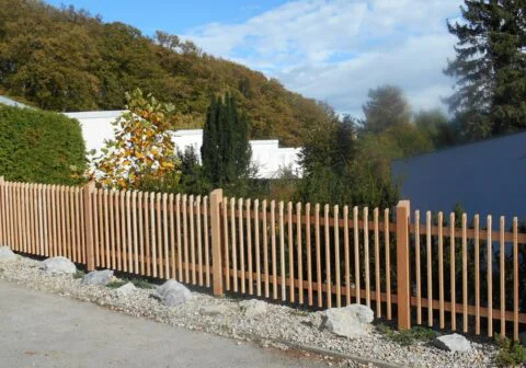 Lattenzaun Lärche natur - in Feldern montiert - Abstand 80 mm