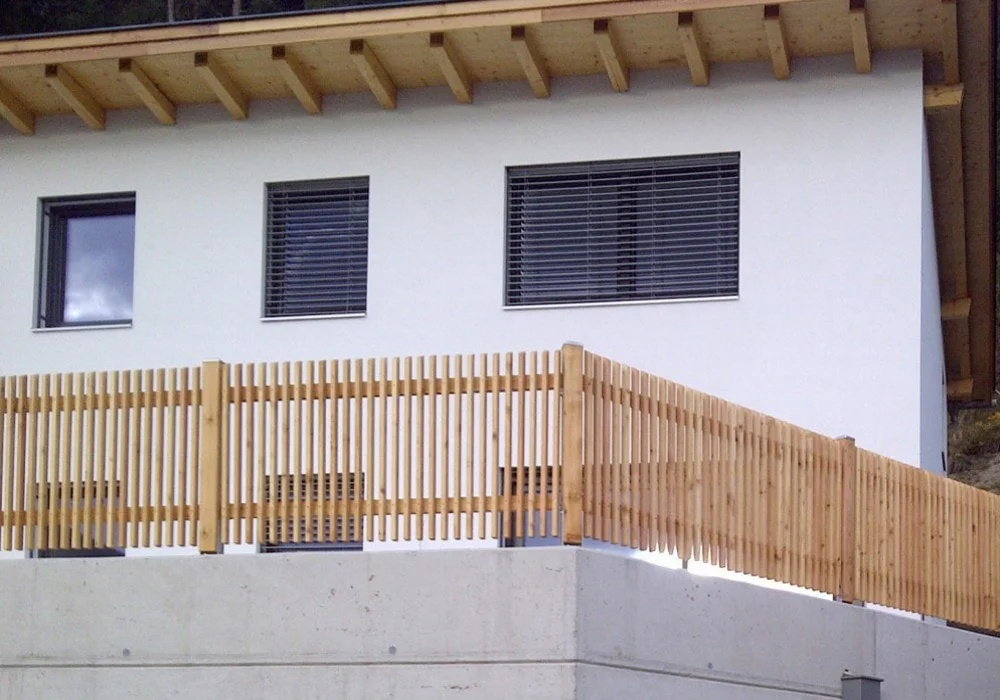 Lattenzaun Lärche montiert auf Betonmauer