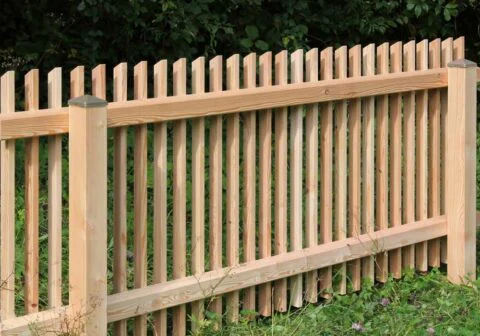 Lattenzaun Lärche - Durchgehend montiert – Standard bei Selbstbausätzen