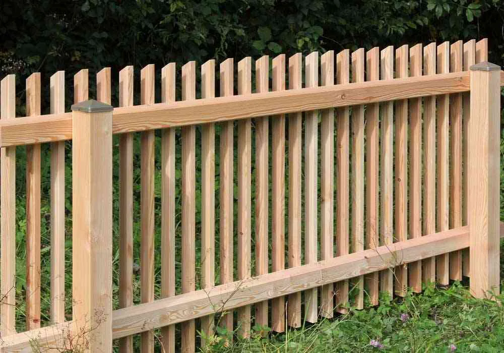 Lattenzaun Lärche - Durchgehend montiert – Standard bei Selbstbausätzen