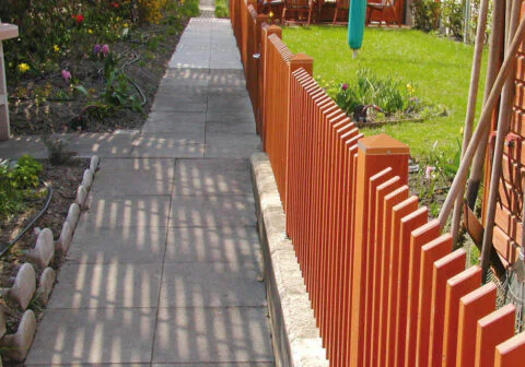 Lattenzaun Lärche - in Feldern montiert - Oberfläche natur