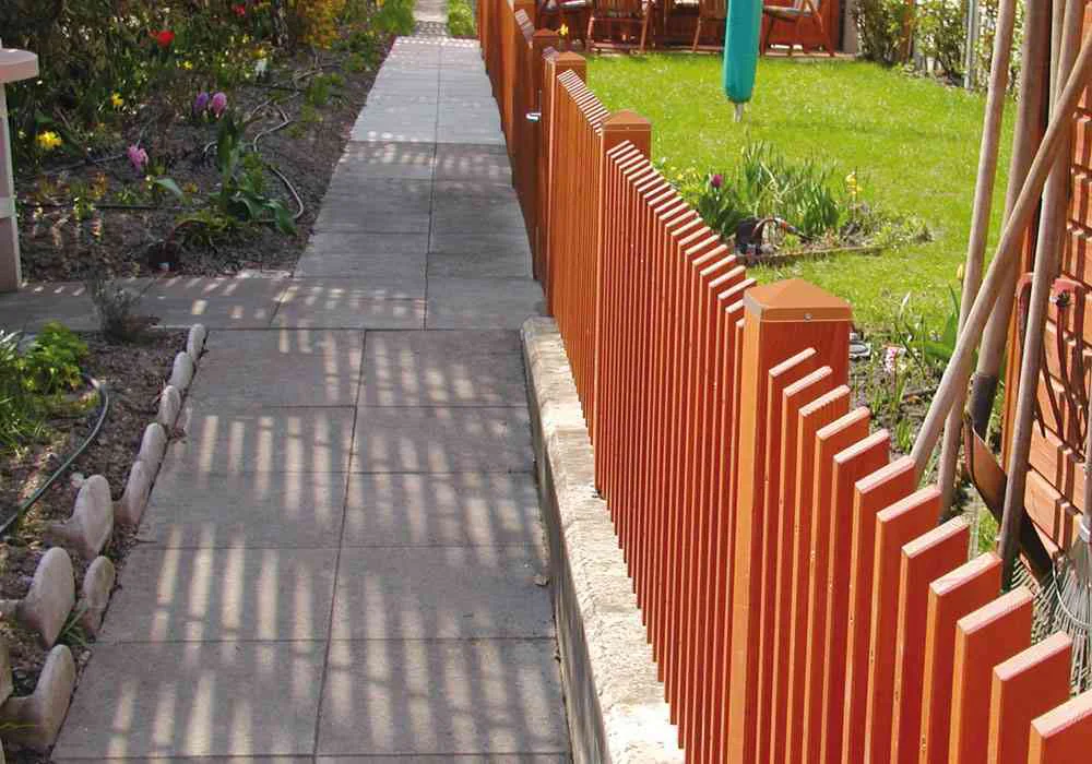 Lattenzaun Lärche - in Feldern montiert - Oberfläche natur