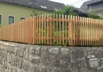 Lattenzaun Lärche durchgehend montiert