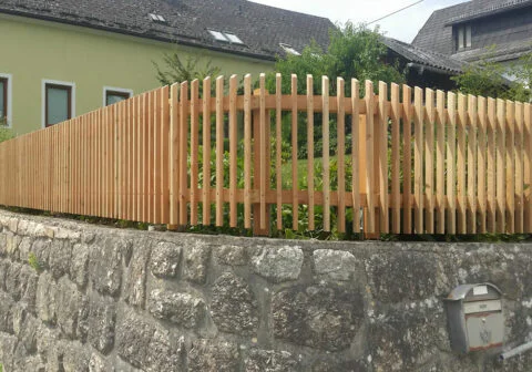 Lattenzaun Lärche durchgehend montiert