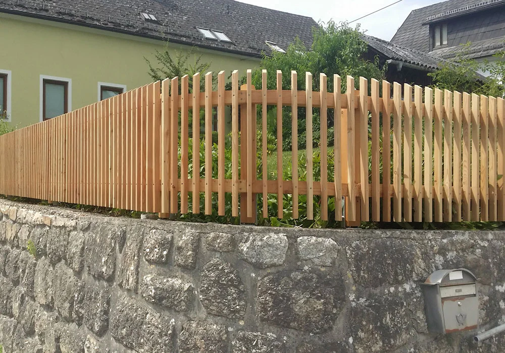 Lattenzaun Lärche durchgehend montiert