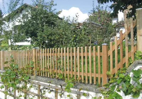 Lattenzaun schmalseitig montiert - Oberfläche natur