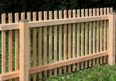 Eleganter Lattenzaun aus Lärchenholz