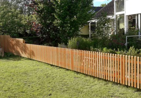 Außenansicht Holzzaun Lärche mit durchgehender Montage