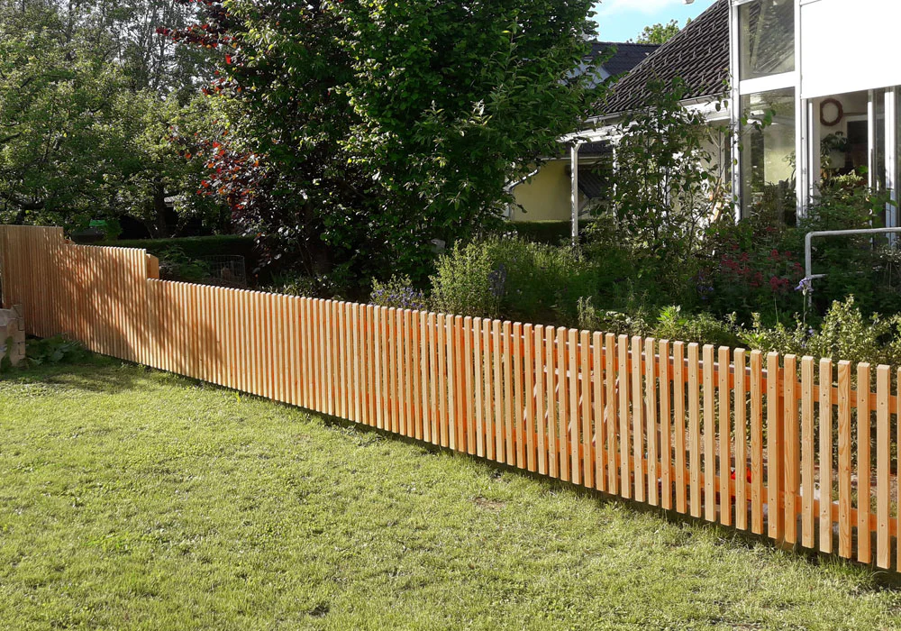 Außenansicht Holzzaun Lärche mit durchgehender Montage