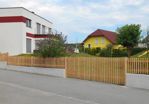 Zaun Lärche und AUshängefeld im selben Design