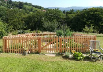 Lattenzaun in durchgehender Montage