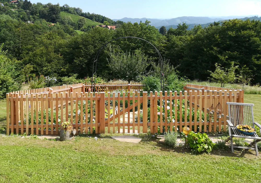 Lattenzaun in durchgehender Montage