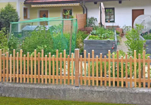 Lattenzaun mit unterschiedlicher Höhe