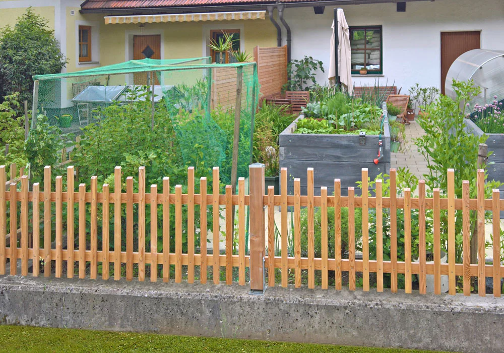 Lattenzaun mit unterschiedlicher Höhe