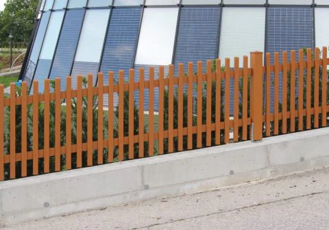 Lattenzaun schräg an Gelände angepasst