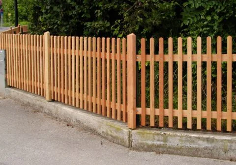 Luftiger Abschluss durch Lattenzäune aus Lärchenholz