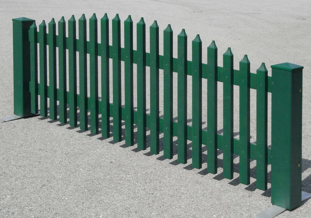 Lattenzaun mit deckender Oberfläche